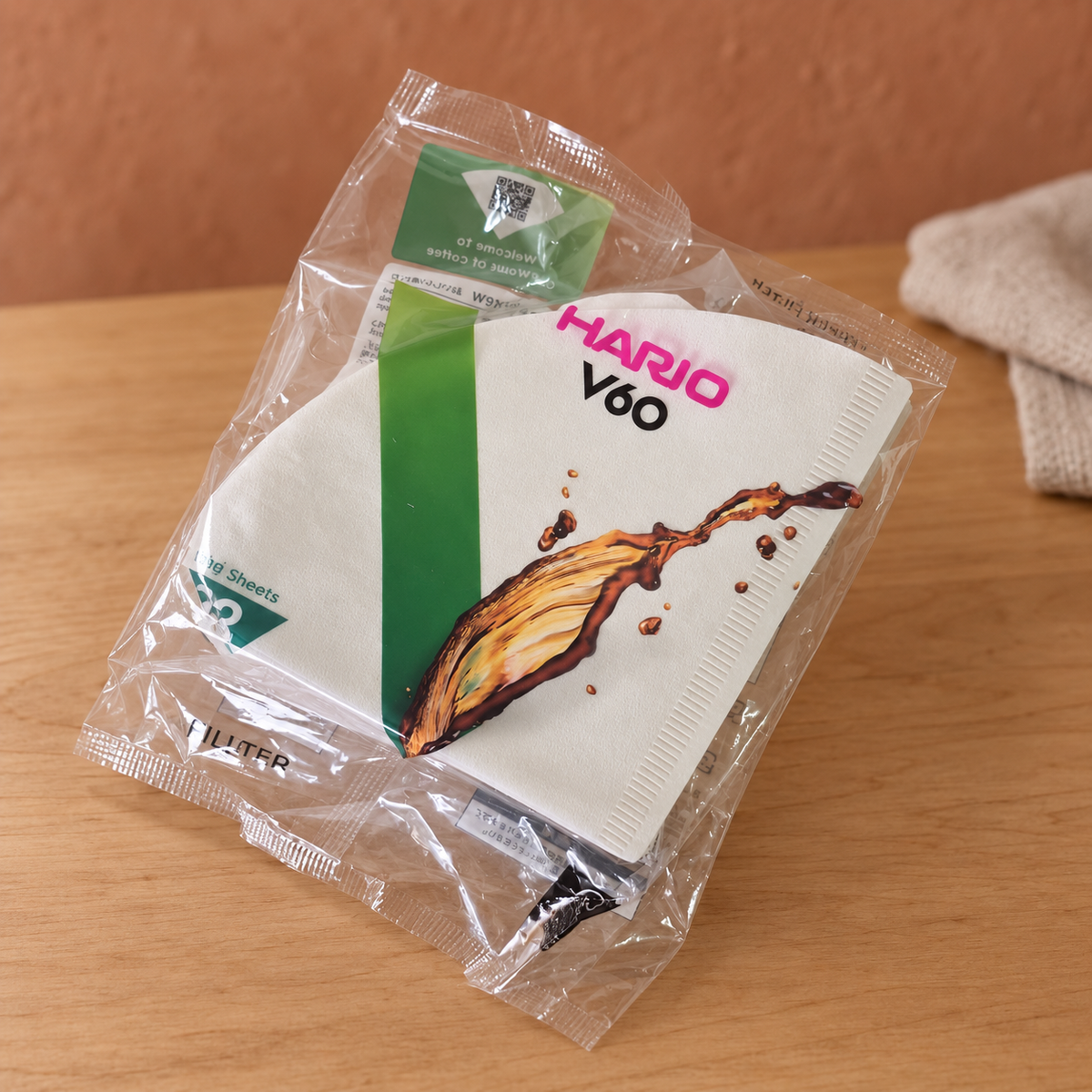 Filtros Hario V60 n.º 02 sobre una mesa de preparación con luz suave.